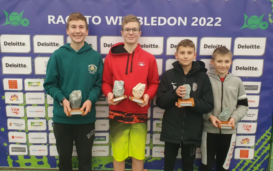 Mladí tenisté bojují o účast na Wimbledonu. Organizátory trápí covid a počasí