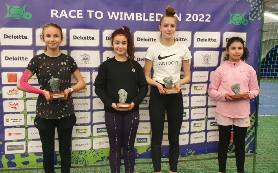 Série turnajů mladých tenisových nadějí Race to Wimbledon je ve své polovině.