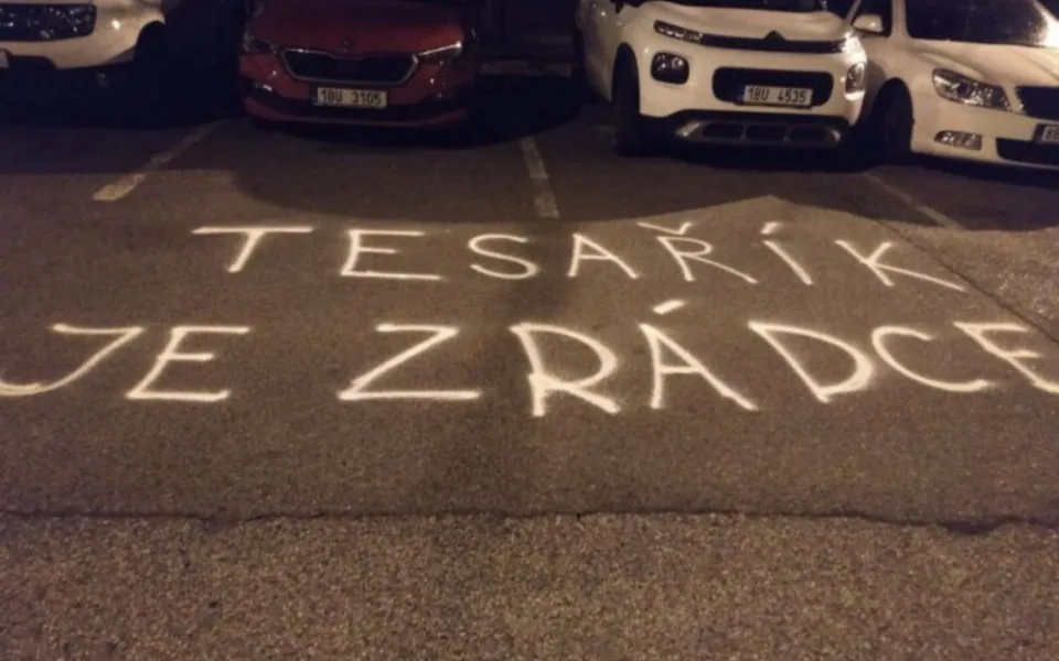 Odpůrci vládních opatření zaútočili na lidoveckého poslance nenávistným nápisem.