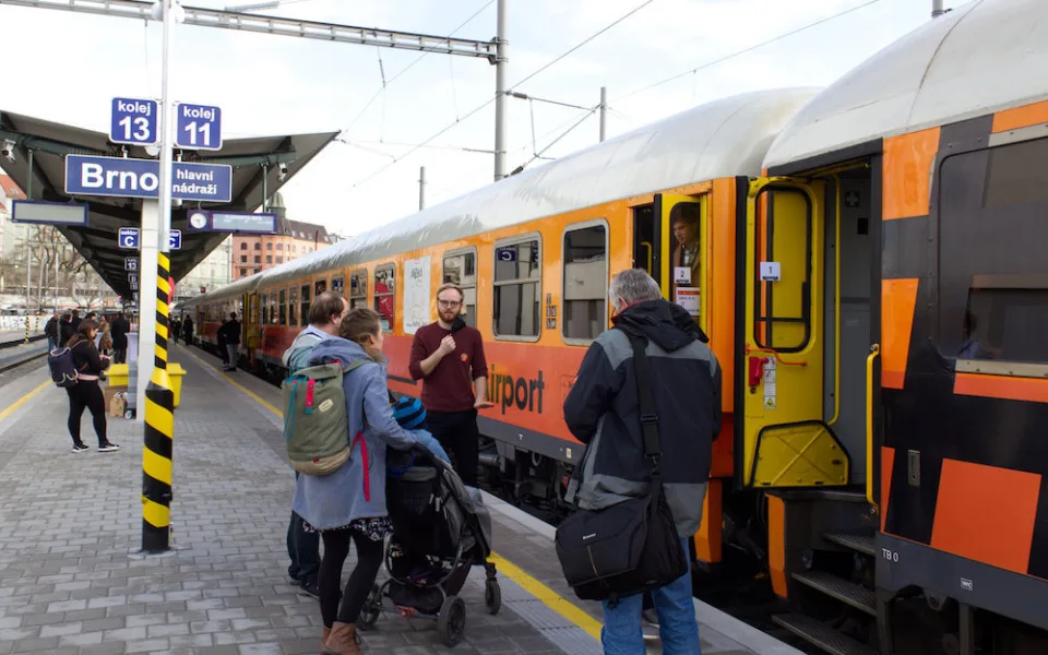 Brno vyslalo historicky první vlak, který dojede až na vídeňské letiště.