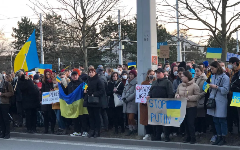 Před ruským konzulátem v Brně protestovali lidé proti invazi na Ukrajinu
