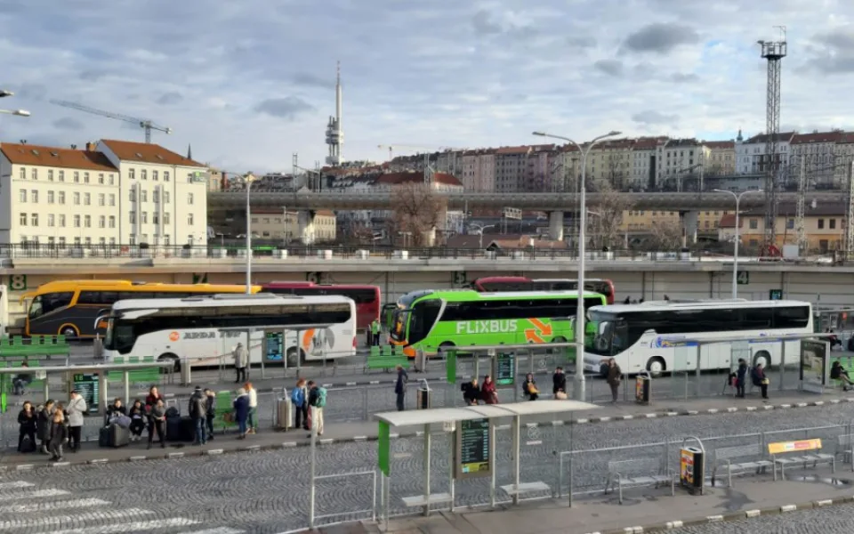 Autobusy mezi Prahou a Ukrajinou jsou plné. Kolony na hranicích jsou na desítky hodin.