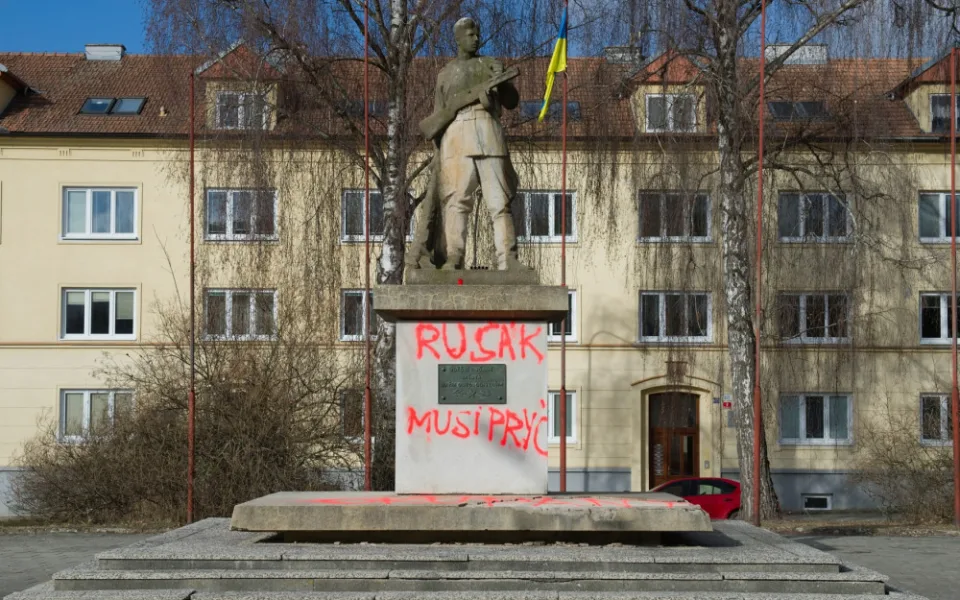 Odpůrci Ruska na Brněnsku posprejovali sochu rudoarmějce.