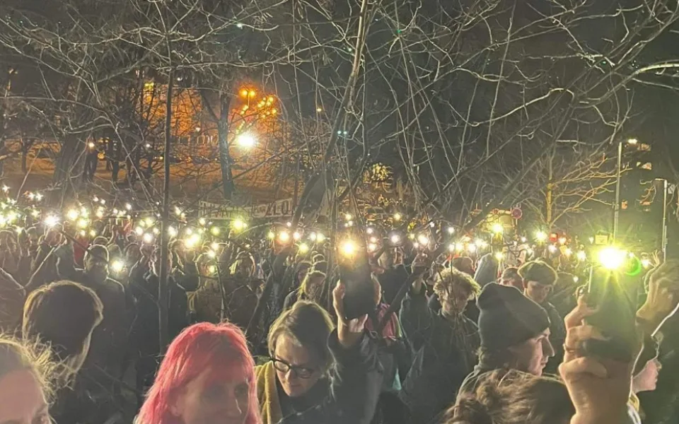 Táhněte, kolaboranti! Příznivci Ukrajiny přehlušili setkání sympatizantů Putinova režimu.