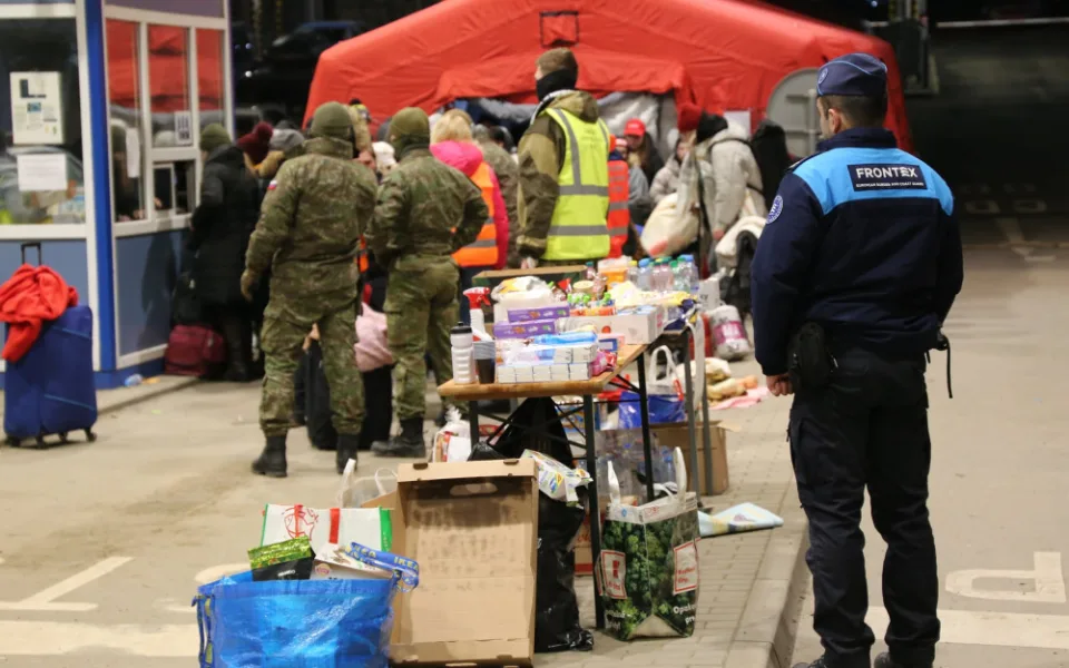 Ukrajinské ženy a děti čekají na hranicích s EU v mrazech desítky hodin.