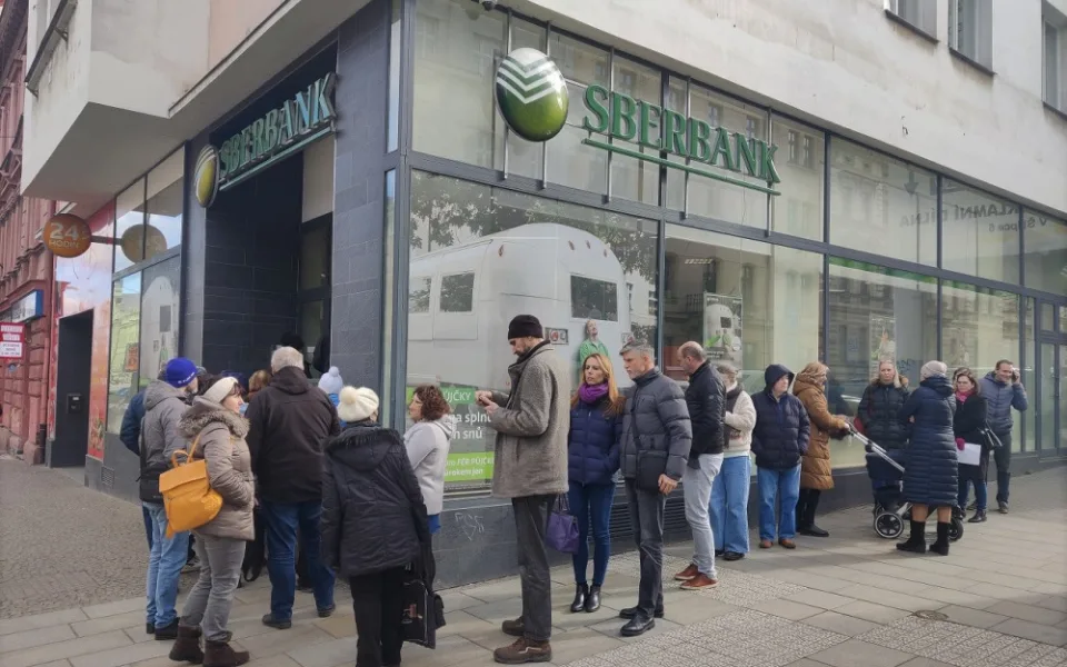 size4-16460386976276-231-pobocka-sberbank-na-americke-je-nadale-uzavrena-klientum-nefunguji-karty-ani-internetove-bankovnictv