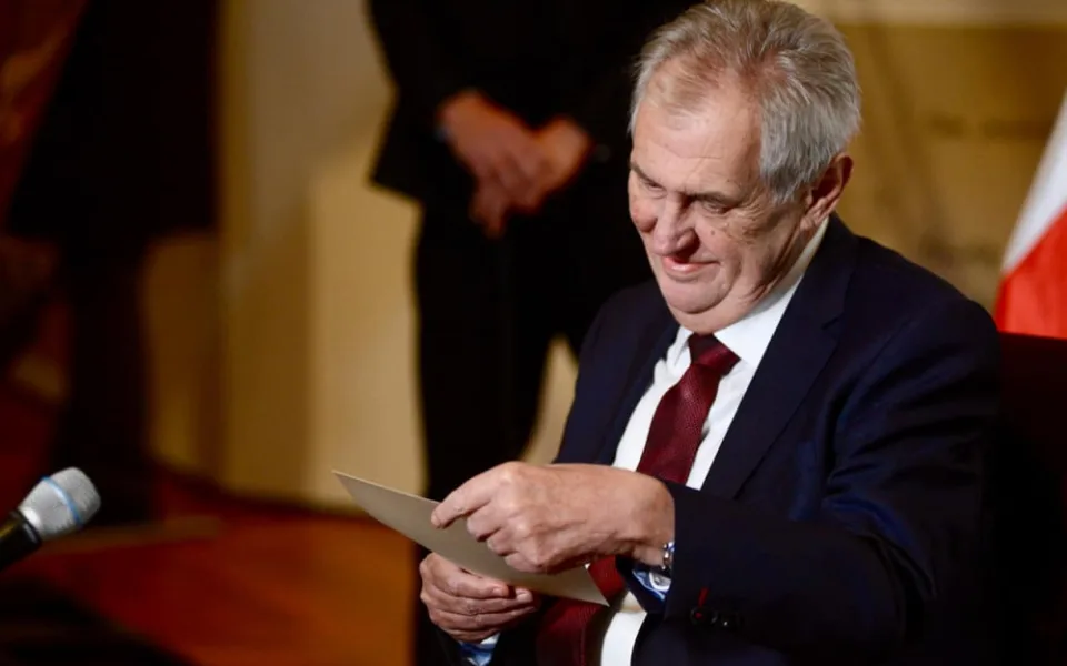 Zeman je spoluviníkem ruské agrese. Bývalí politici a signatáři Charty 77 vyzvali prezidenta k abdikaci