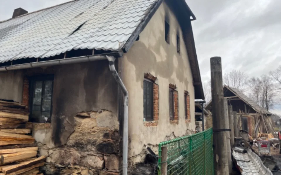 Když se karta obrátí. Záchranáři v kraji chtějí pomoct kolegovi Honzovi, tátovi šesti dětí, kterému vyhořel dům.