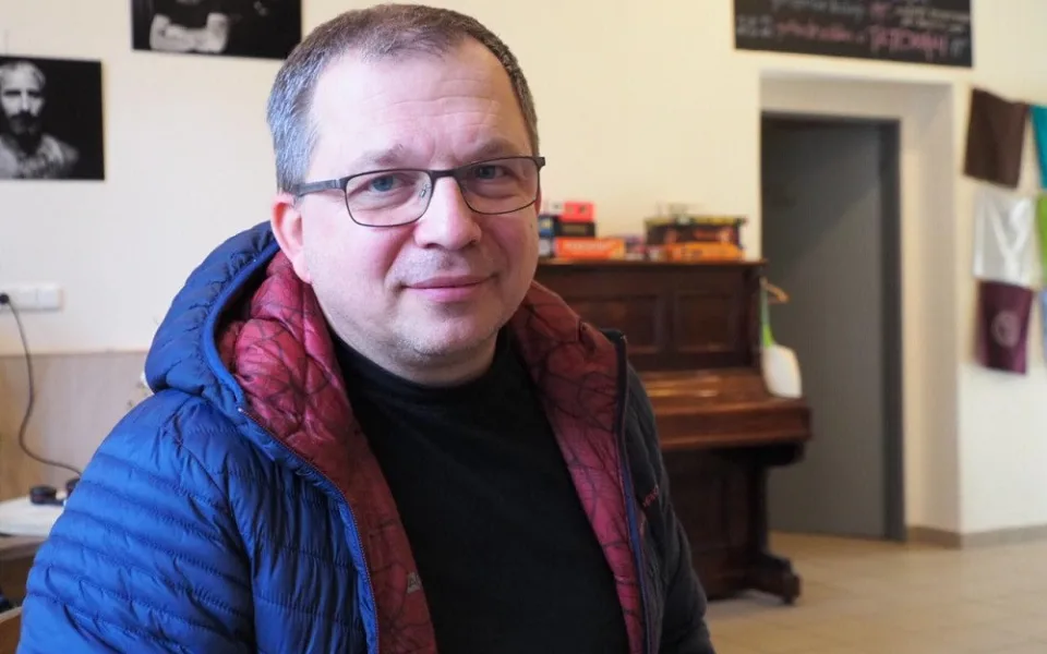 Jeho bratr se před válkou ukrývá ve sklepě. Ukrajinec odvezl na hranice materiální pomoc.