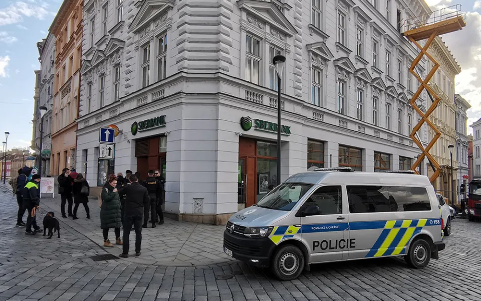 Komerční banka bude vydávat vklady klientům Sberbank. Požádala policii o hlídání pořádku na svých pobočkách.