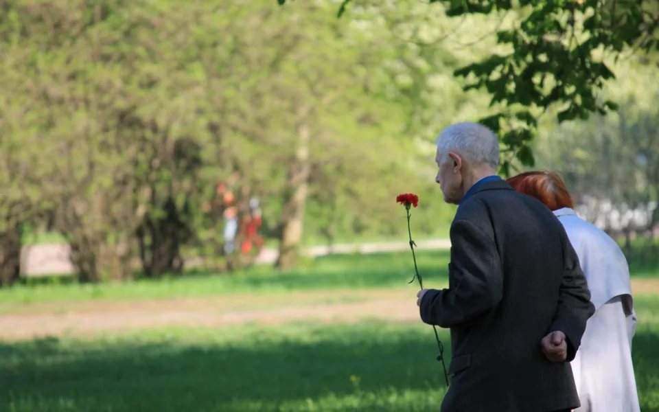 Dnešní MDŽ pomalu ztrácí nálepku socialistické oslavy. Květinu ženě koupí polovina českých mužů.