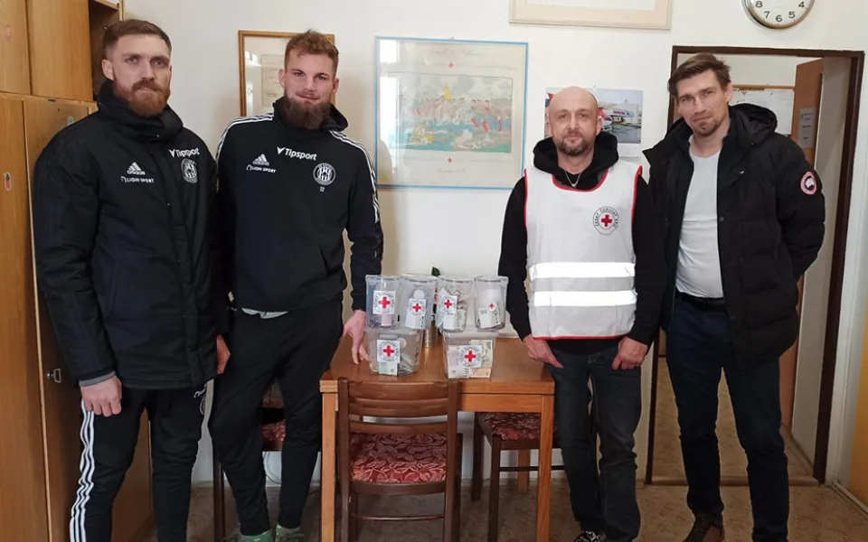 Zástupci fotbalové Sigmy Olomouc předali výtěžek sbírky Českému červenému kříži.