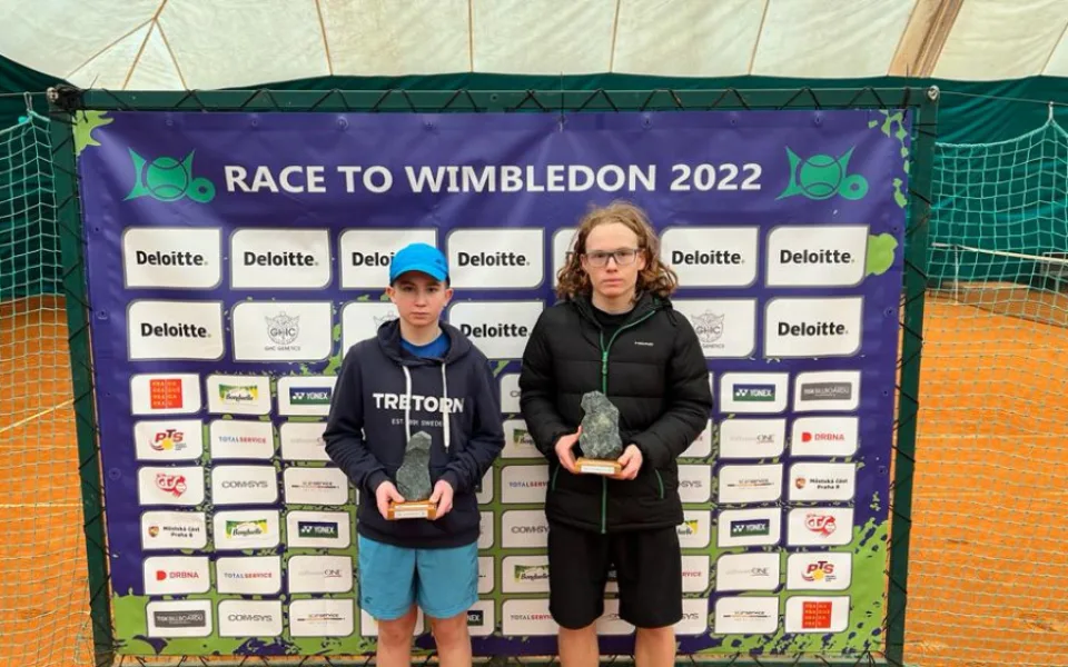 První kategorie tenisového klání Race to Wimbledon 22 mají své první vítěze.