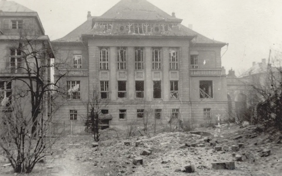 U Prazdroje 2496 (Správní budova po poškození bombardováním), 1945, Zdroj: Archiv společnosti Plzeňský Prazdroj