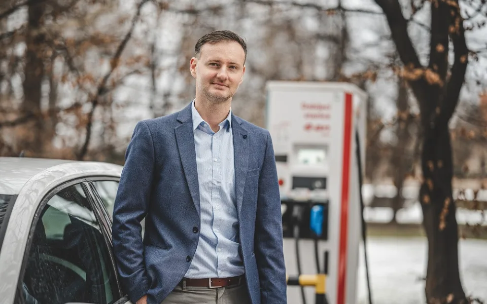 Nové stanice nabízí rychlé dobíjení i kvalitní trávení volného času. Těch menších letos E.ON postaví desítky, říká Martin Klíma,