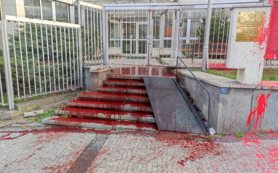Zahájili jsme Krvavý měsíc, hlásí aktivisté, kteří polili ruské velvyslanectví umělou krví.