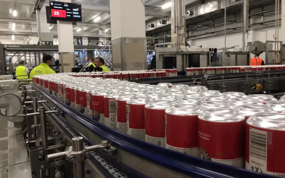 Budvar spustil provoz linky na stáčení piva do plechovek. Za hodinu jich naplní 40 tisíc.