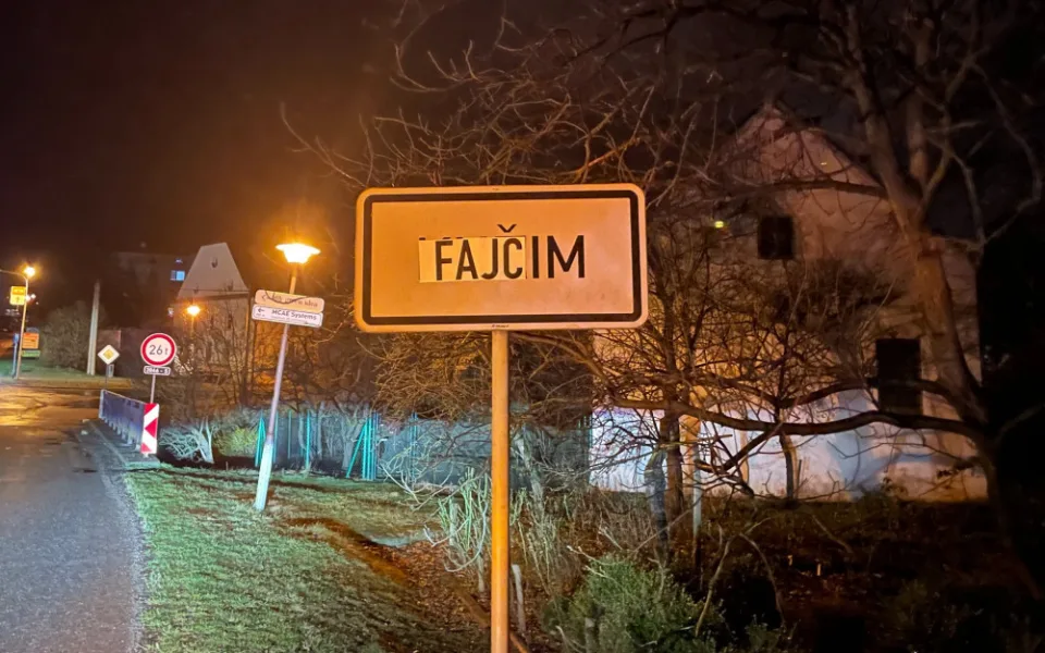 Vítejte ve Fajčimi. Recesisté přelepili dopravní značky v Kuřimi