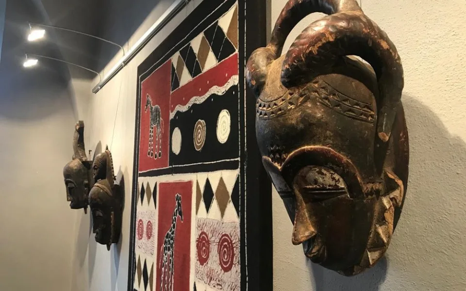 Pomáhaly zahánět zlé duchy. Cestovatel vystavuje v muzeu sbírku afrických masek.