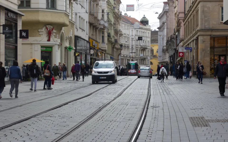 Nápor aut v brněnské pěší zóně nezvládla dlažba. Provoz je strašlivý, naříkají i pěší.