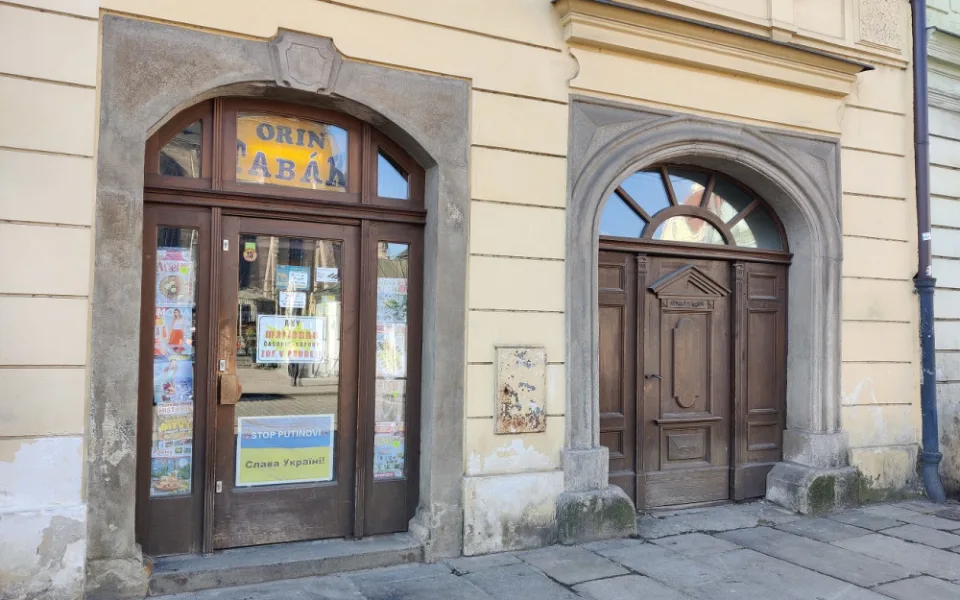 Je nám to líto, ale legenda skončila, říká majitel trafiky na náměstí. Noviny se tam prodávaly více než 100 let.
