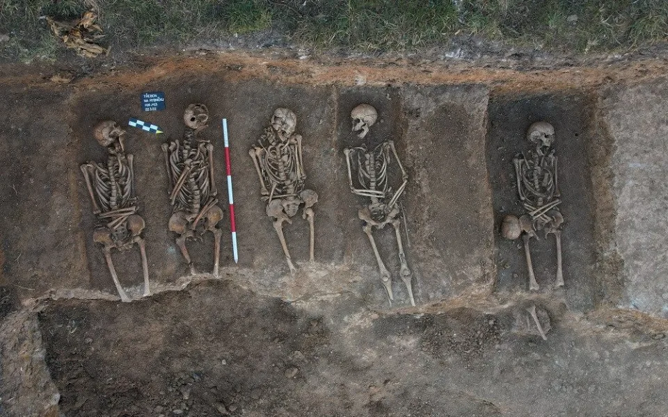 Ostatky 27 lidí našli archeologové při opravě parku. Zjišťují, proč byly za zdí hřbitova.