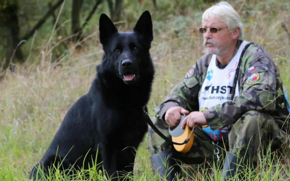 Eso mezi stopaři je služební pes Hektor. S policejním psovodem Petrem Zifčákem sbírá jednu trofej za druhou