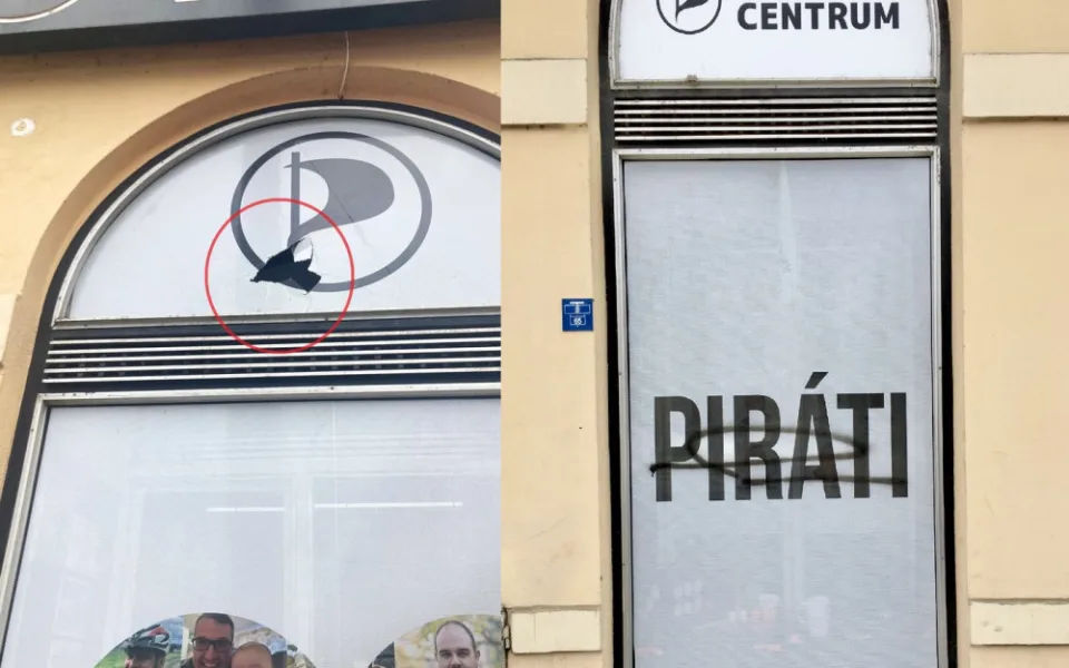 Neznámý vandal v noci zaútočil na sídlo Pirátů kamenem a sprejem.