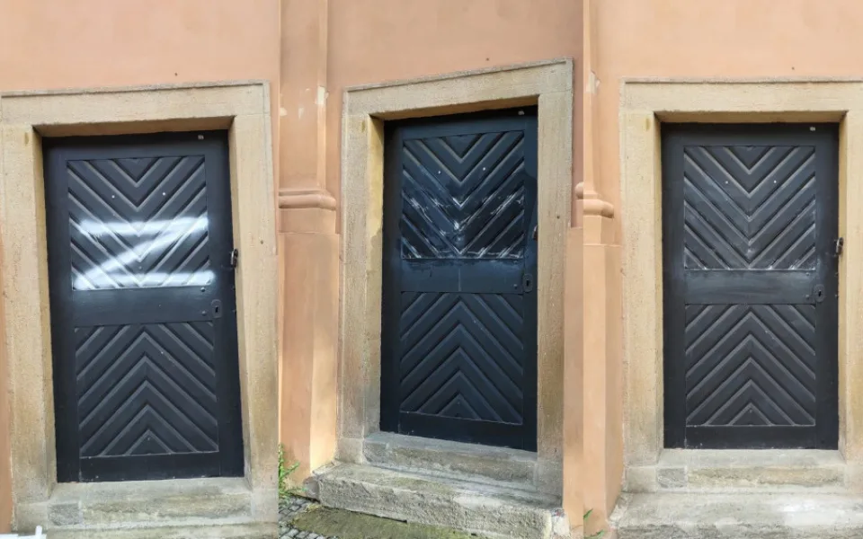 Vandal nasprejoval na kostel v Praze písmeno Z. Idi na chuj, vzkázal kněz