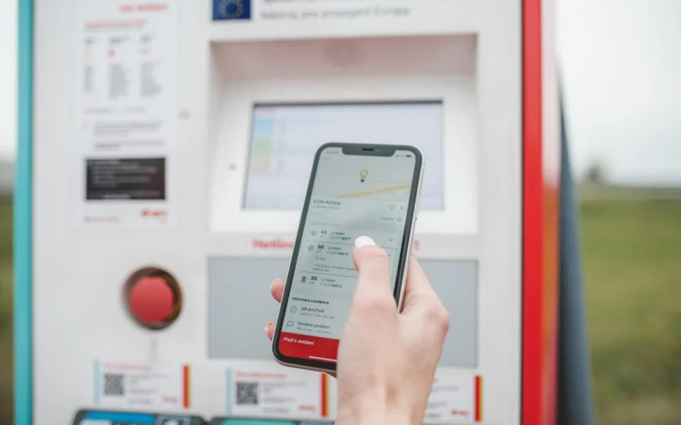 Mobilní aplikace E.ON Drive nově nasměruje řidiče elektromobilů k 700 dobíječkám v České republice.