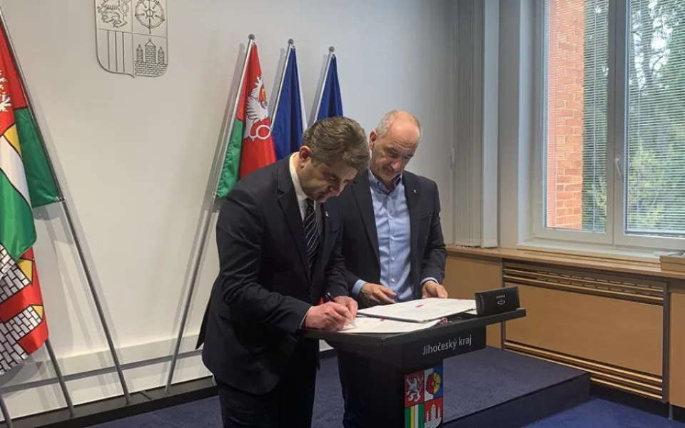Jihočeský kraj posílá do Buči sanitky, traktory a nakladač. Starosta vám děkuje, vzkázal ukrajinský velvyslanec.