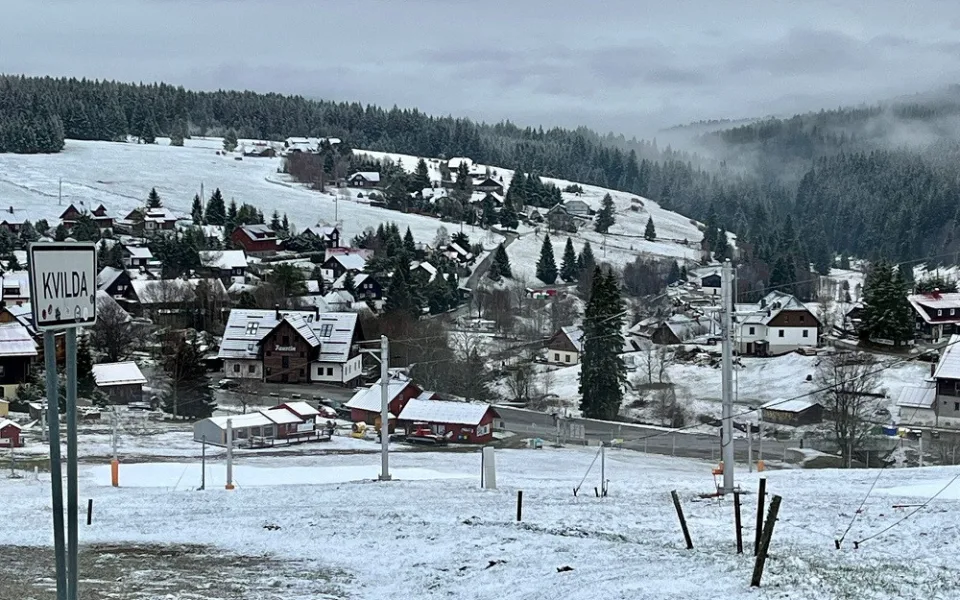 Kvildu zasypal na sníh. Místní netrpělivě čekají na teplejší počasí, vzkázal starosta