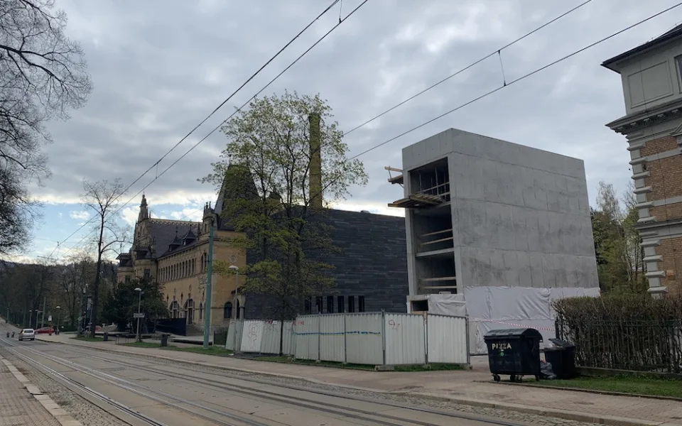 Na Masarykově třídě roste moderní penzion. Špičková architektura, chválí městský architekt.