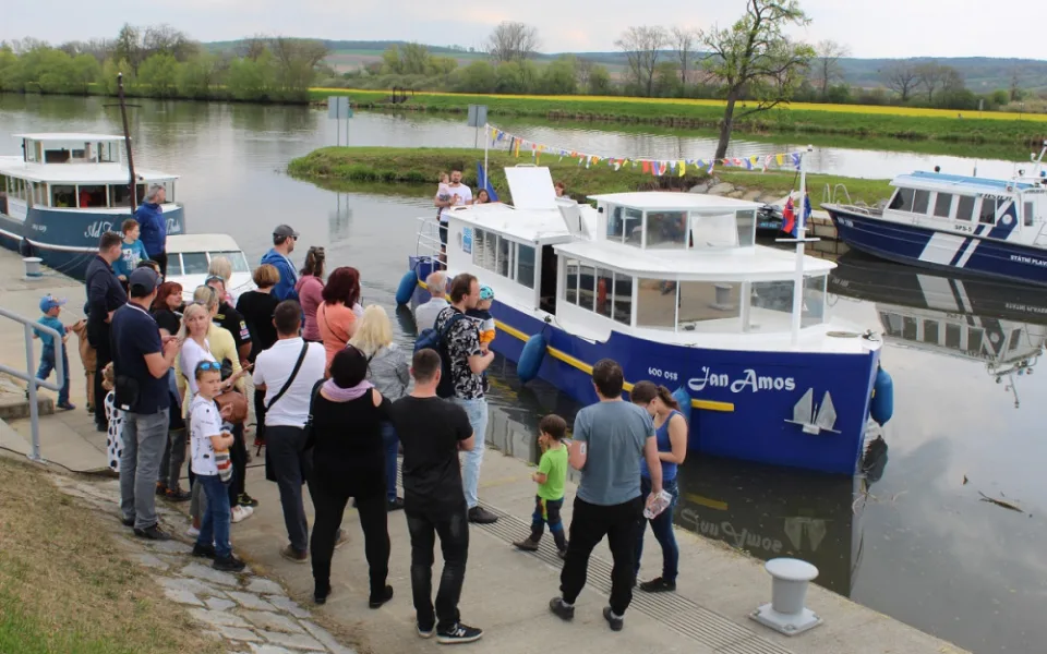 Baťův kanál je odemčený. Na vodní cestu se po zimě vrací turistické lodě