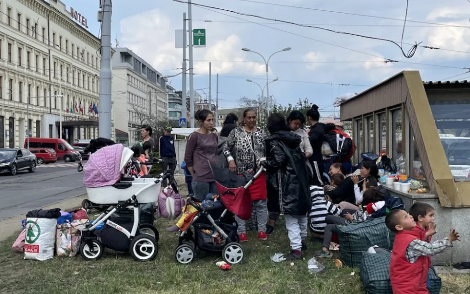 V centru Brna táboří desítky Romů z Ukrajiny. Nevíme co s nimi, zní od lidí i neziskovek.