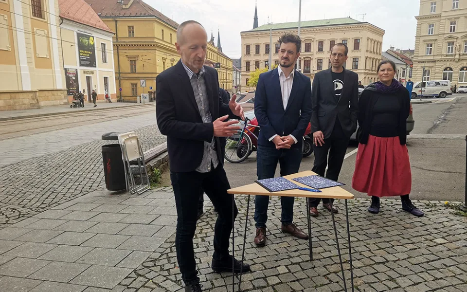 Tisková konference před podpisem memoranda o koalici stran ProOlomouc a Piráti.
