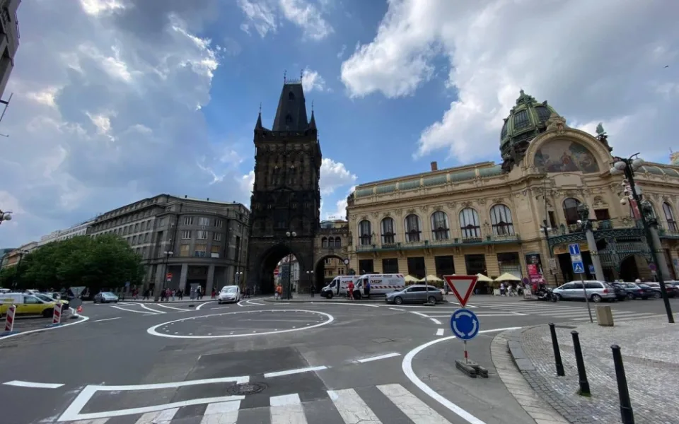 Hnus, co? Vedení Prahy kritizuje nový kruhový objezd u Prašné brány, Bureš ho hájí.