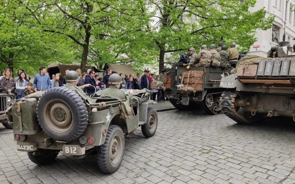 Plzeň ožila Slavnostmi svobody, historickou techniku obdivují davy lidí.