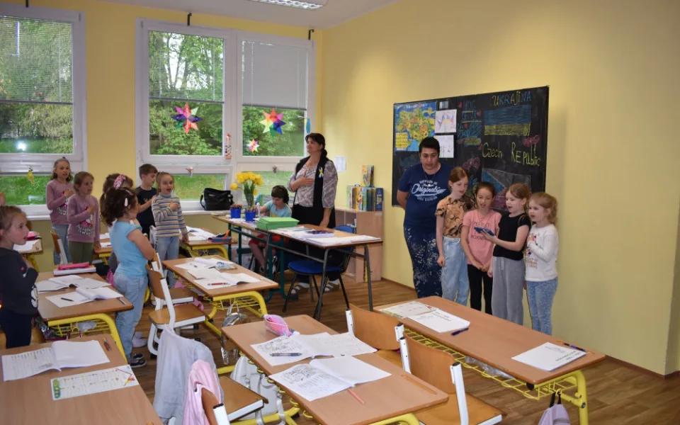 Dětem z Ukrajiny nejvíce chybí jejich tátové, popisuje učitelka z adaptační skupiny na Bolevecké základní škole.