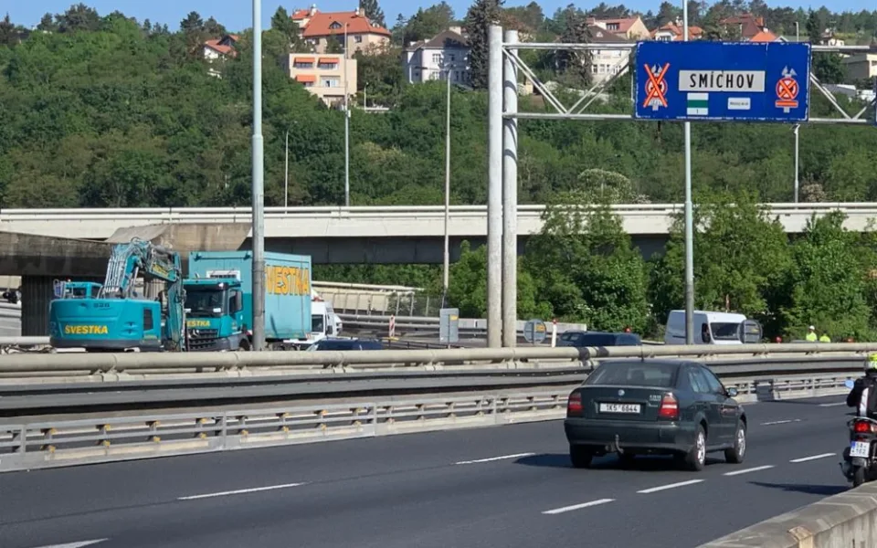 Na Barrandovském mostě už se frézuje, doprava je omezena. Podívejte se přímo na místo.