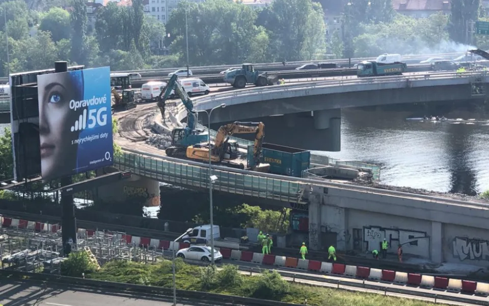 Opravy Barrandovského mostu pokračují. Dělníci začali bourat nájezd ze Strakonické.