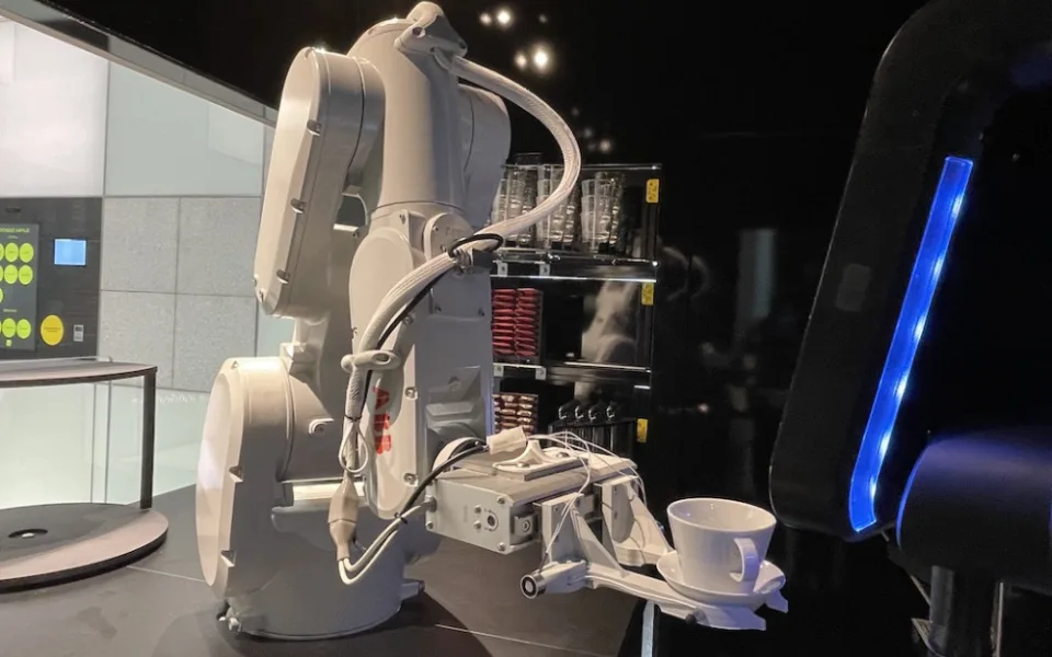 V Brně šéfuje kavárně robot, který umí kávu jako v Itálii.
