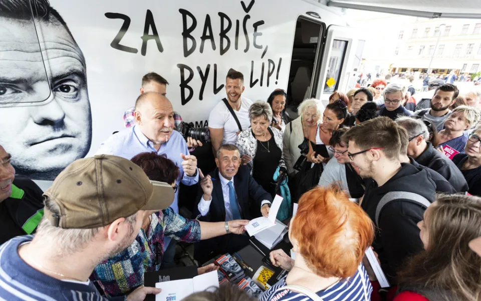 S obytňákem dorazil Babiš i před olomouckou radnici. Kritizoval vládu i guvernéra ČNB.