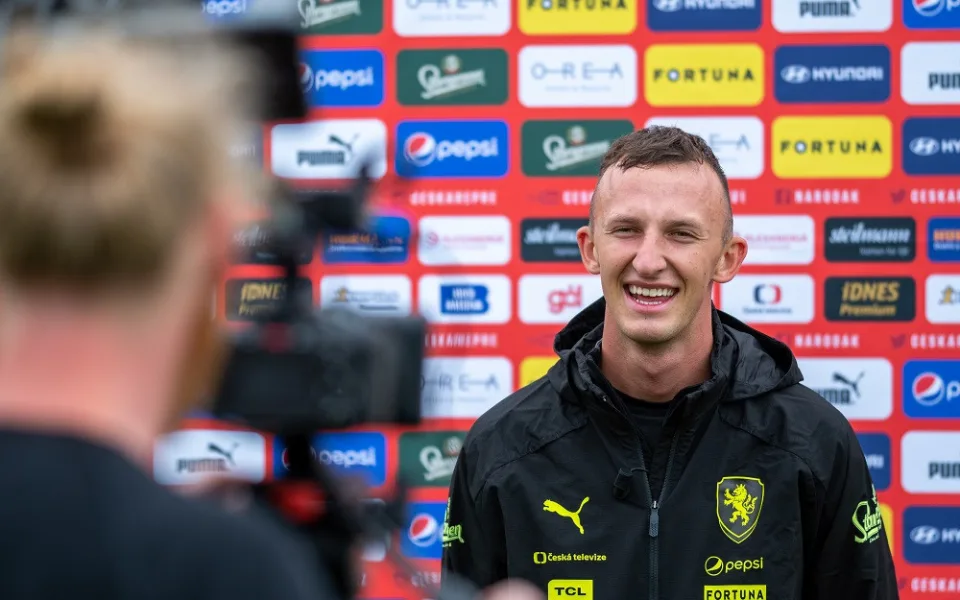Valentu čeká největší zápas v reprezentaci. Soupisce Anglie jsme se doma museli smát, vypráví.
