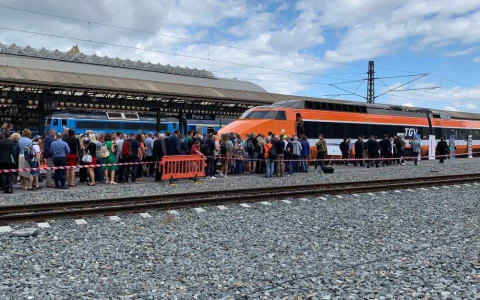 Čtyřicet let stará budoucnost dorazila do Prahy. TGV přilákalo stovky zájemců.