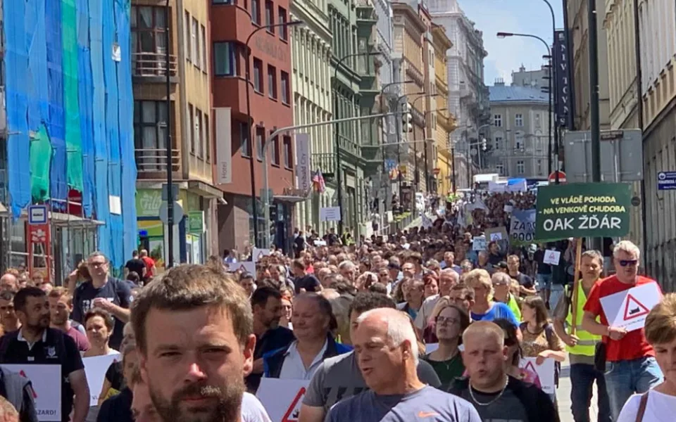 Tisíce zemědělců procházejí Prahou. Demonstrující zavřeli část magistrály a omezují dopravu.