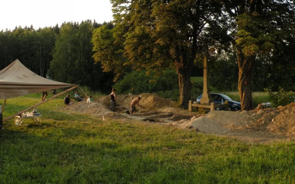 Díky pamětnici našli v pohraničí neoznačený hrob s 12 lidmi. Ostatky přesunou na hřbitov.