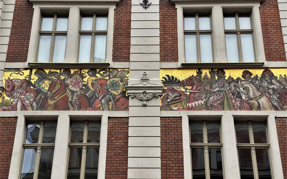 Tato galerie nikdy nezavírá. Malby slavného malíře Mikoláše Alše zdobí v Plzni téměř dvacet měšťanských domů.