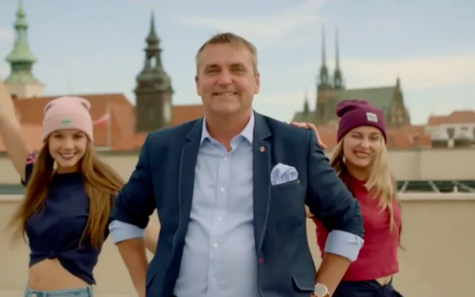 Petr Vokřál kandidoval v komunálních volbách v roce 2018. Upozornil na sebe předvolební rapovou písní