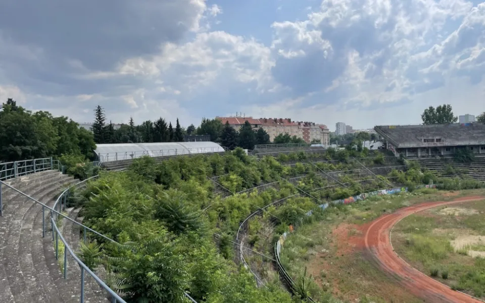 Slavný fotbalový stadion Za Lužánkami zarůstá křovinami. Je to schválně, říká město.